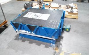 靈活便利的剪叉式高空作業平臺助力商場清潔作業